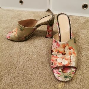 Very comfortable Gucci flowers sandals high heels